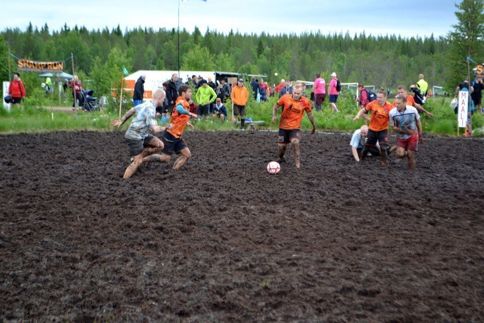 Самый грязный спорт: кто и зачем играет в болотный футбол
